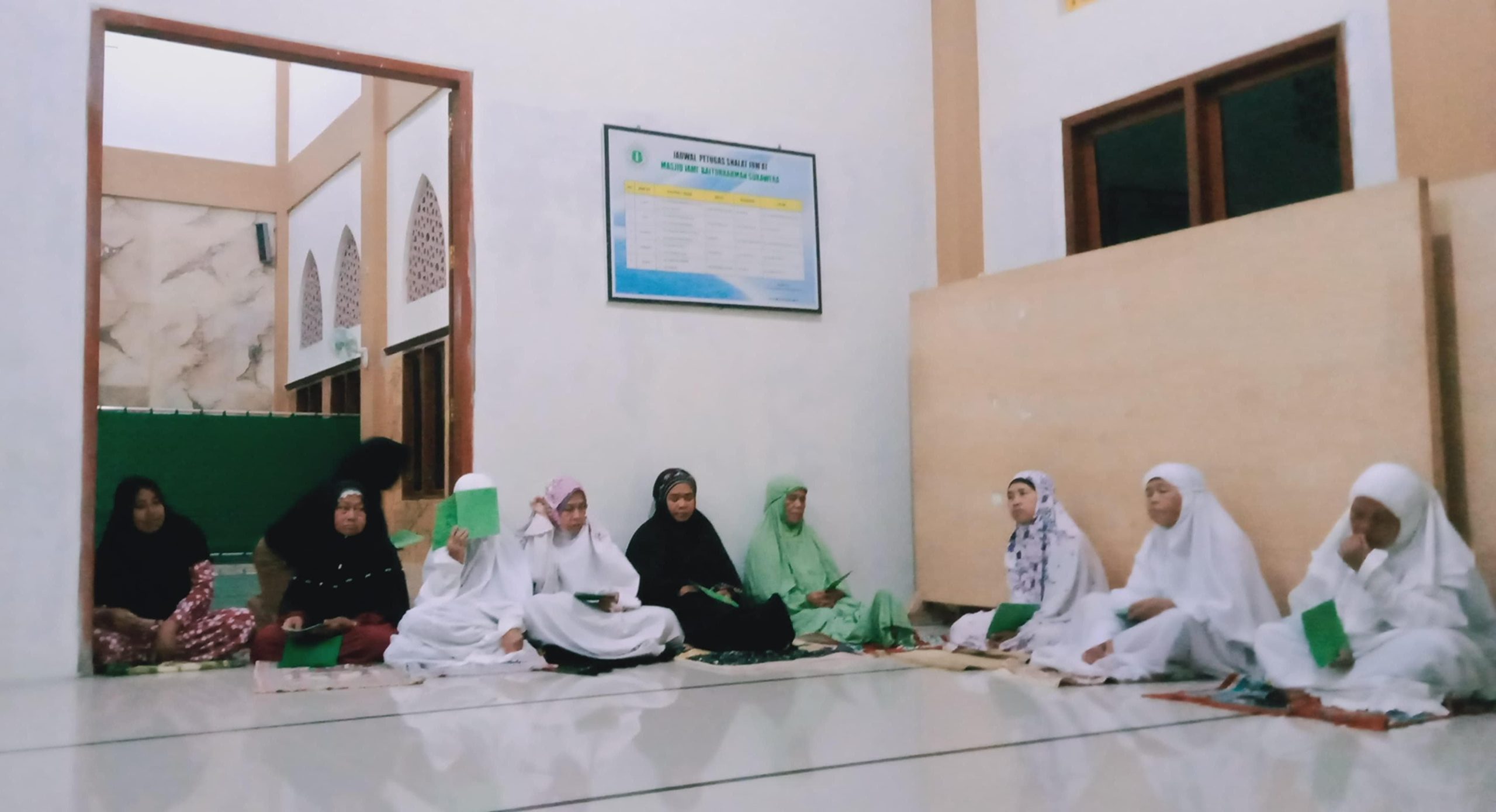 Jamaah Masjid Jami' Baiturrahman Hadiri Kegiatan Rutinan Pembacaan Rotibul Haddad Bersama Mahasiswa KKN UNUGHA Cilacap